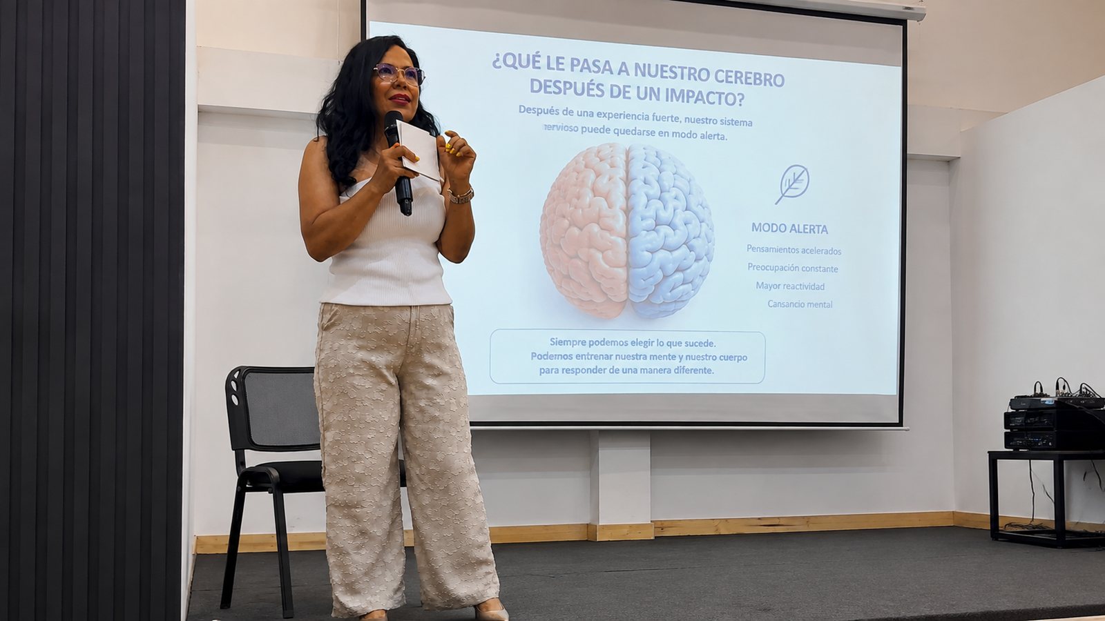 Lorenza Peña Becerra explicando qué ocurre en el cerebro después de una experiencia de impacto