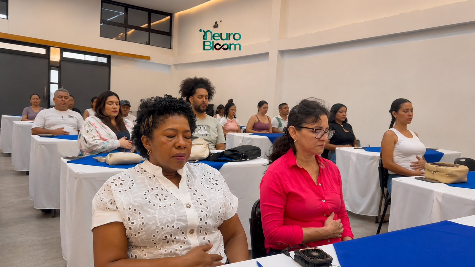 Asistentes practicando respiración consciente durante el encuentro en Tuluá